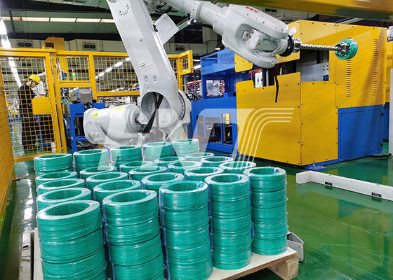 Linha de construção da extrusão do fio com o robô que empilha a máquina de embalagem